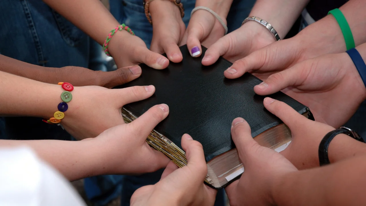 What is the role of Christian support groups in times of crisis?